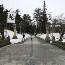 道の先には鳥居が見えます