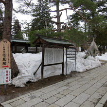 右手は稽照殿へと通じています