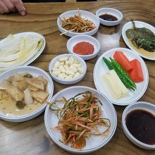 人参の皿の白いのはサツマイモ。生でポリポリ食べるらしい。