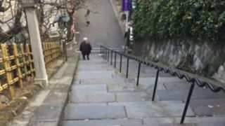 急な石段です。