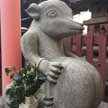 おたぬきさんの石像