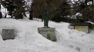 上杉神社内の「上杉鷹山公之像」は立像です