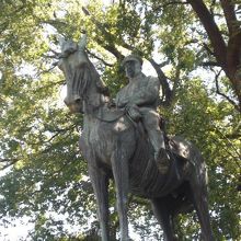 高い樹々の中に囲まれて、大山巌元帥の乗馬姿の銅像が見えます。