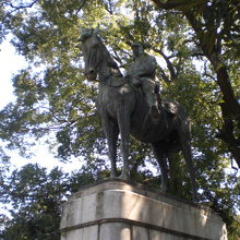 白色の台座の上に、乗馬姿の大山巌元帥の銅像が置かれています。