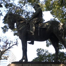 大山巌元帥の乗馬姿の銅像です。横側から銅像を見ています。