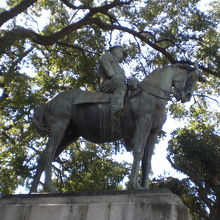 田安門側から見ている大山元帥の銅像の様子です。