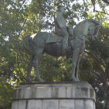 台座の上部と大山巌元帥の銅像を収めた写真です。