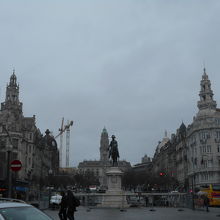 向かって右側が「アリアードス通り」です