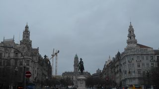 「ポルト市庁舎」の手前の大きな広場に面している通り
