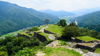 雲海で名高い竹田城、外から見るだけはもったいない、是非縄張りもご堪能あれ。