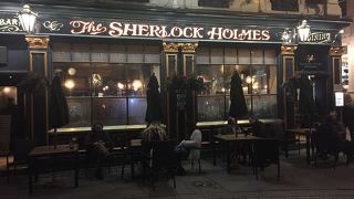 ホームズ目当ての観光客多し