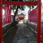 新宿三丁目の小さな稲荷神社