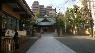 初めての街の神社の境内で昔の大塚を想像する。