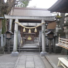 浅間神社鳥居と本殿