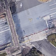 九段坂を上空から見た写真です。上下６車線の広い幅の坂です。