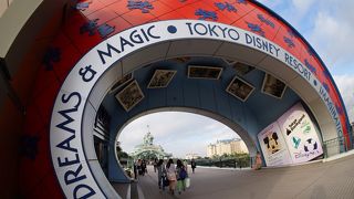 大きな旅行鞄が目印！