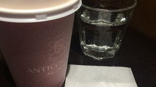 入り口は狭いけど中は広々。テイクアウトも可能