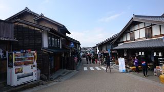 あちらこちらにひな飾り