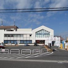 マリーナ建物、レストランとかあります