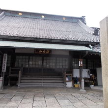 門柱を入るとすぐ本堂です。