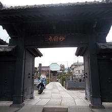 奥に本堂が見えます。