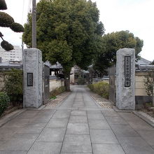 奥の右手に本堂があります。