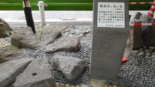 歩道橋の階段下