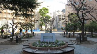 子供は楽しめ大人には役立つかなり広い公園です