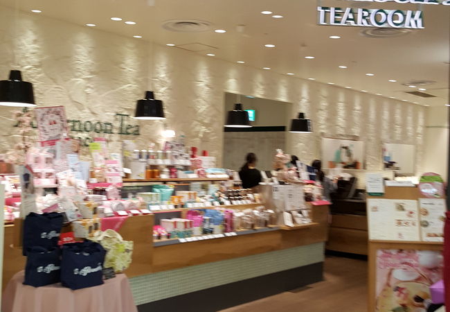 窓もなくてちょっと狭い