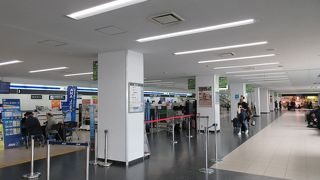 地方空港ではありますが路線も多く施設が充実していました。
