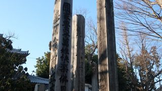 御開帳の際、御本尊と結ばれる柱。。