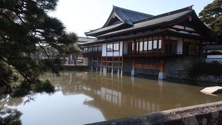 薄氷の四角い池 ♪