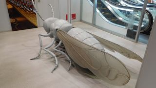 東館と西館に分かれているビル