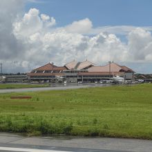 到着した機内より。