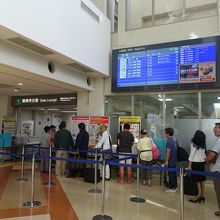 保安検査場はやや混雑。