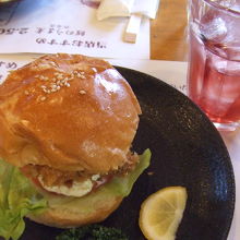 ナマズのバーガー