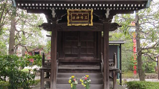 影向堂エリアに建っています