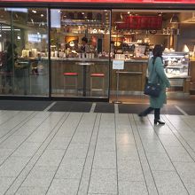 赤いお店が目立つ！