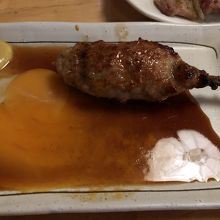 月見つくね、一本食べてます