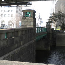 南側から北側を見た、日本橋川の川面と一ツ橋の橋柱の様子です。