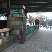 北側から見た一ツ橋の橋柱です。左側に一橋御門の石垣が見えます