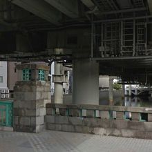 一ツ橋の橋柱と高速道の橋脚です。日本橋川と東の錦橋が見えます