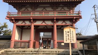 日本佛法最初の寺の門