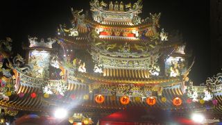 ライトが眩しくとにかく目立つ建物でした