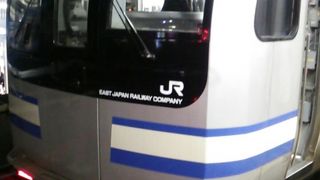 土曜日の夕方の時間帯の東京方面行きの電車であっても座れない場合があります