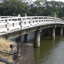 平川橋は、木製の橋で、清水濠の南北方向に架けられています。