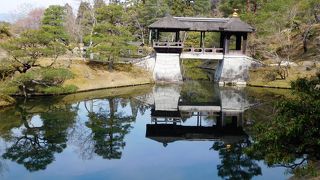 下御茶屋、中御茶屋、上御茶屋の３っつに分かれた建物や庭を見ることができます。