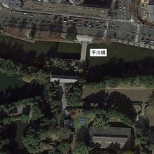 平川橋は、内堀通りから、東御苑へ南の方向に架けられています。