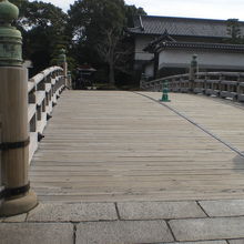 内堀通りから平川門に向けて、南側に架けられている平川橋です。