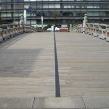 平川門から、内堀通り方向を見た平川橋の様子です。木製の橋です